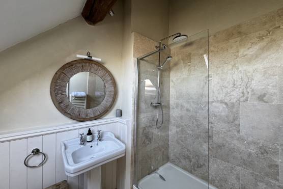 3529C 28 tv commercial location house in Cheshire bathroom