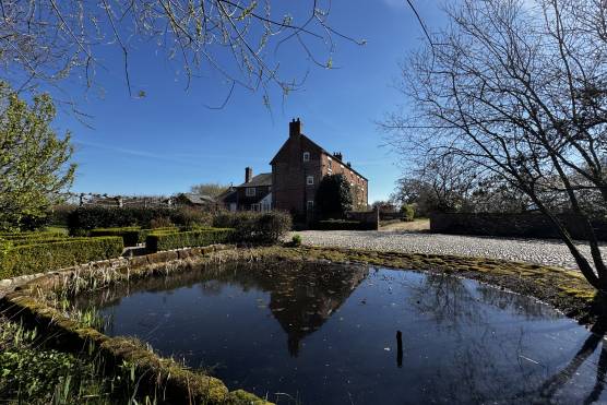 3529C 30 tv shoot location house in Cheshire period property with pond