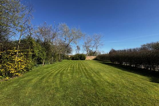 3529C 31 tv commercial location house in Cheshire large garden
