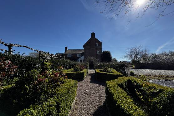 3529C 48 photo shoot location house in Cheshire established garden