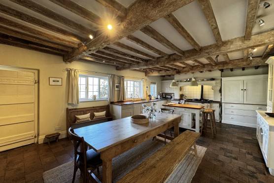 3529C 6 TV drama location house in Cheshire traditional kitchen.jpg