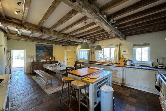 3529C 8 filming location house in Cheshire traditional kitchen.jpg