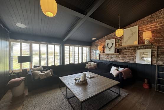 3530C 12 tv shoot location house in Cheshire with stylish living area