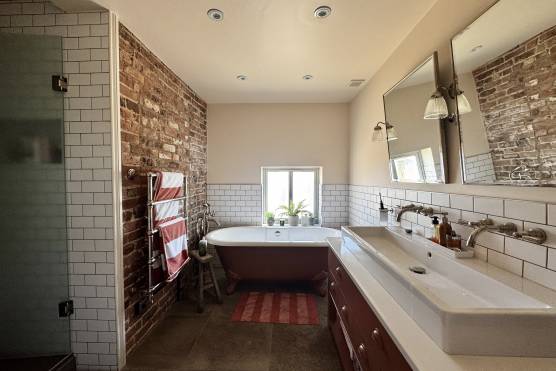 3530C 22 tv shoot location house in Cheshire with stylish bathroom