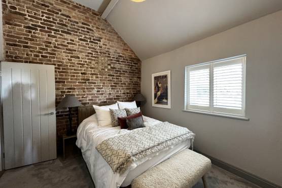 3530C 23 tv drama location house in Cheshire with stylish bedroom