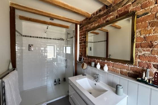 3530C 25 filming location house in Cheshire with stylish bathroom