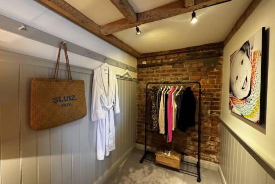 3530C 27 tv shoot location house in Cheshire with stylish dressing area