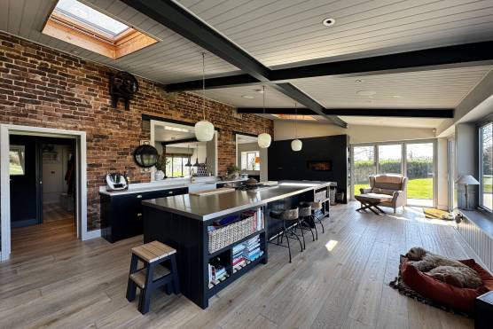 3530C 3 tv drama location house in Cheshire with industrial style open plan kitchen