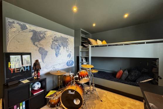 3530C 30 filming location house in Cheshire with stylish bedroom