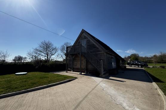 3530C 37 tv shoot location house in Cheshire with large garden and driveway
