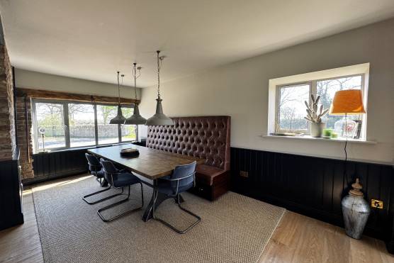 3530C 7 tv shoot location house in Cheshire with stylish dining area