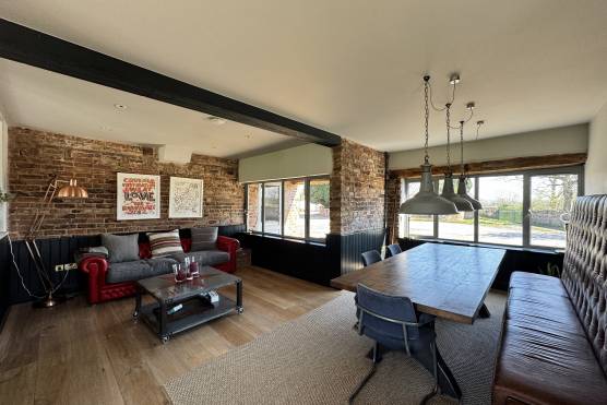 3530C 8 tv drama location house in Cheshire with stylish dining area