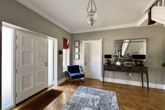 3531V 17 filming location house in Merseyside entrance hallway.jpg