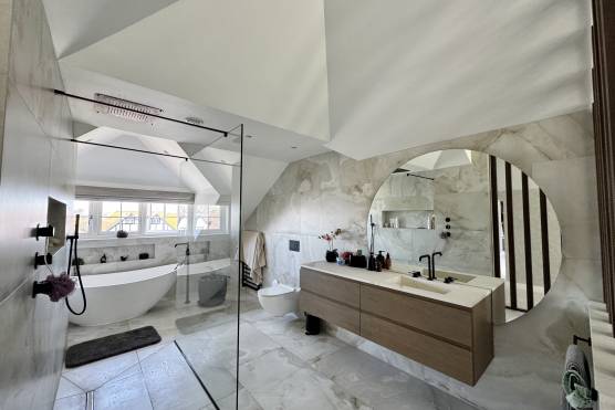 3531V 20 photo shoot location house in Merseyside modern bathroom.jpg