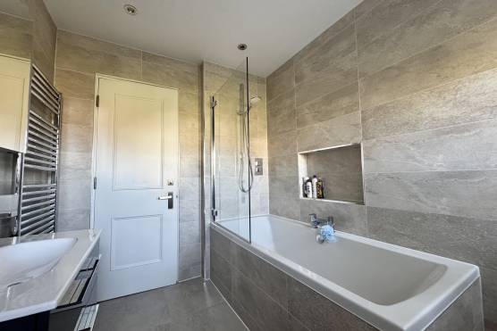 3531V 24 tv drama location house in Merseyside bathroom.jpg
