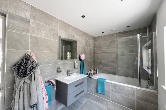 3531V 25 photo shoot location house in Merseyside bathroom.jpg
