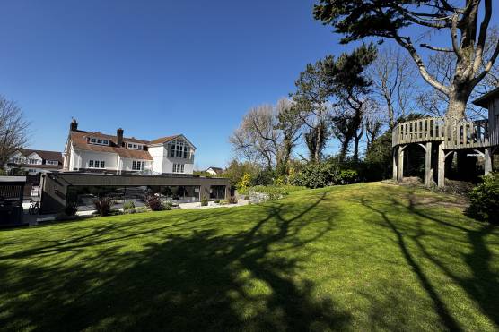 3531V 37 photo shoot location house in Merseyside modern family garden.JPG