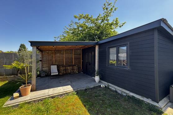 3535C 15 tv shoot location house in Cheshire garden office.JPG