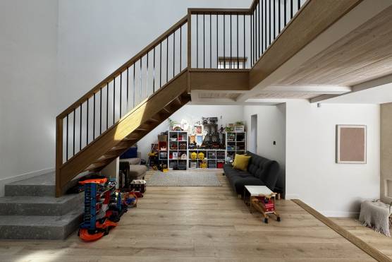3533C 14 filming location house in Cheshire staircase.jpg