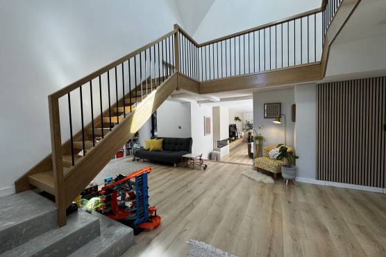 3533C 16 tv drama location house in Cheshire staircase.jpg