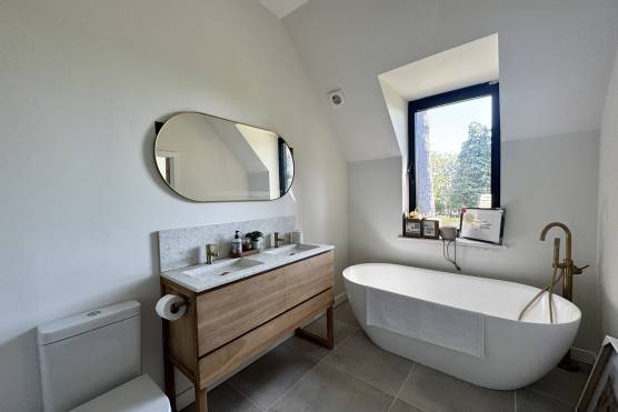 3533C 18 tv drama location house in Cheshire stylish bathroom.jpg