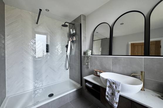 3533C 24 tv drama location house in Cheshire bathroom.jpg