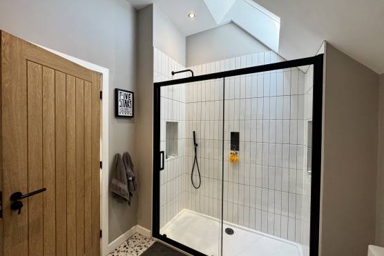 3533C 28 tv shoot location house in Cheshire bathroom.jpg