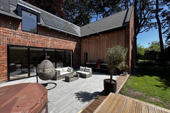 3533C 33 tv commercial location house in Cheshire family garden.JPG