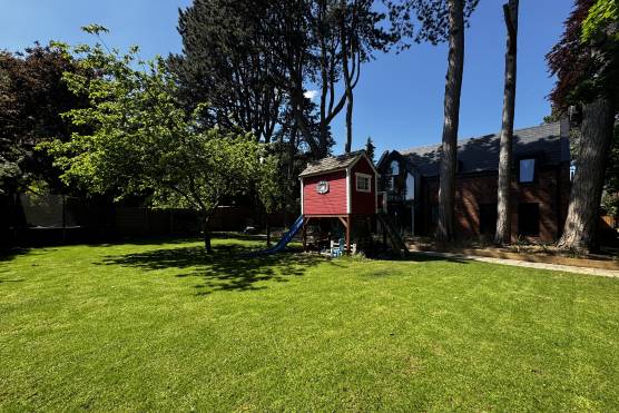 3533C 35 tv shoot location house in Cheshire family garden.JPG