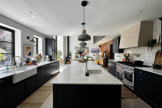 3533C 5 tv drama location house in Cheshire open plan kitchen.jpg