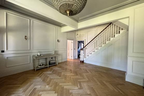 3534M 23 filming location house in Manchester elegant staircase.jpg