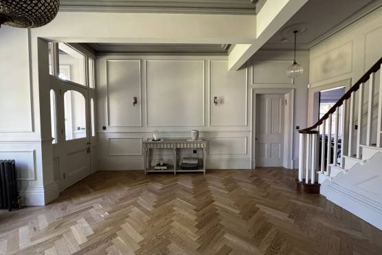 3534M 25 tv commercial location house in Manchester entrance hallway.jpg