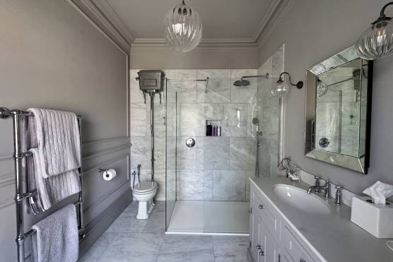 3534M 32 filming location house in Manchester bathroom.jpg