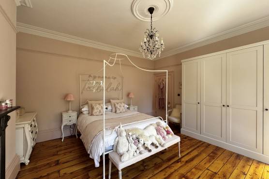 3534M 34 tv drama location house in Manchester childrens bedroom.jpg