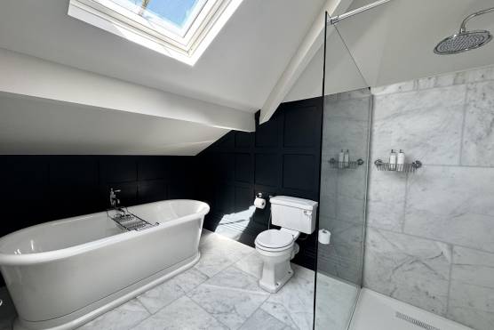 3534M 39 tv drama location house in Manchester bathroom.jpg