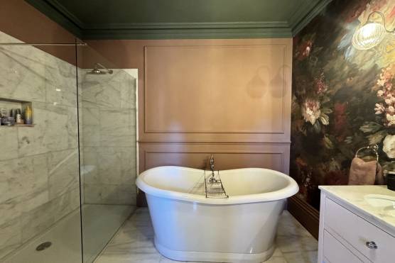 3534M 46 filming location house in Manchester bathroom.jpg