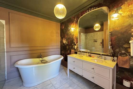 3534M 47 tv shoot location house in Manchester bathroom.jpg