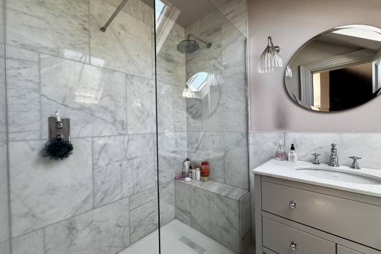 3534M 48 tv drama location house in Manchester bathroom.jpg