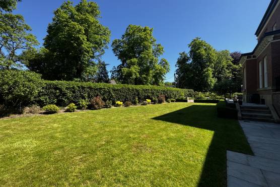 3534M 54 tv drama location house in Manchester family garden.JPG