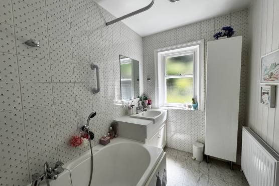 3536W 15 filming location West Yorkshire Traditional family home large bathroom