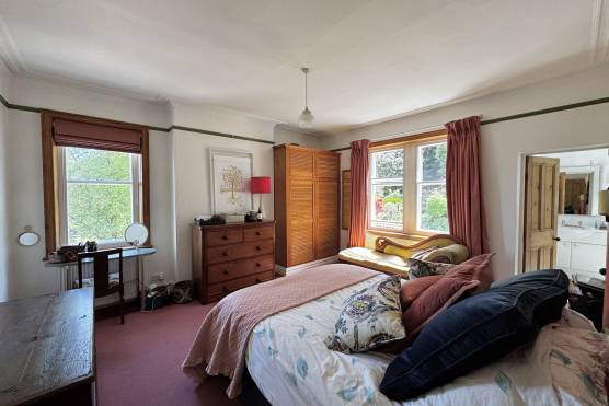 3536W 8 tv drama location West Yorkshire Traditional family home large bedroom