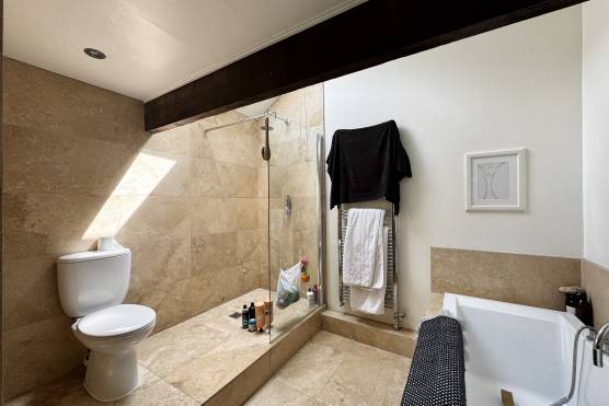 3537W 22 tv shoot location house in West Yorkshire Period property family home with large bathroom