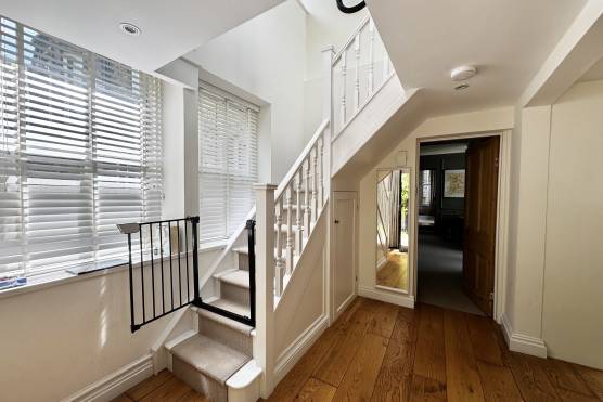 3537W 23 tv drama location house in West Yorkshire Period property family home with staircase