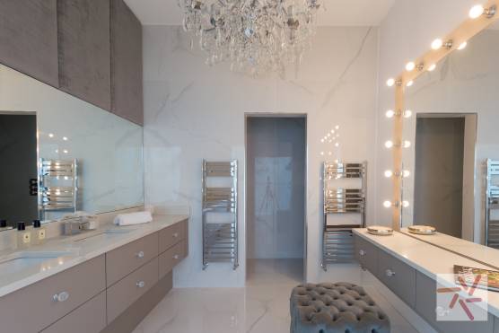 3383V 18 photo shoot location house in Merseyside modern property bathroom