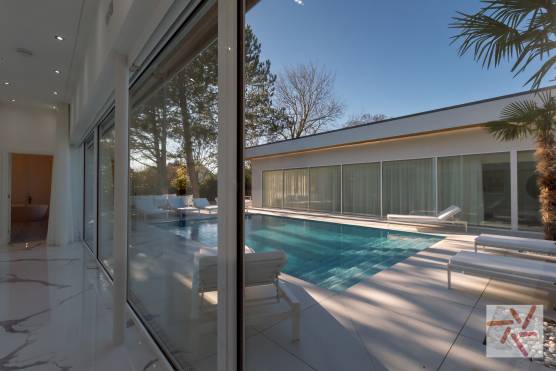 3383V 23 tv commercial location house in Merseyside modern white villa with outdoor swimming pool
