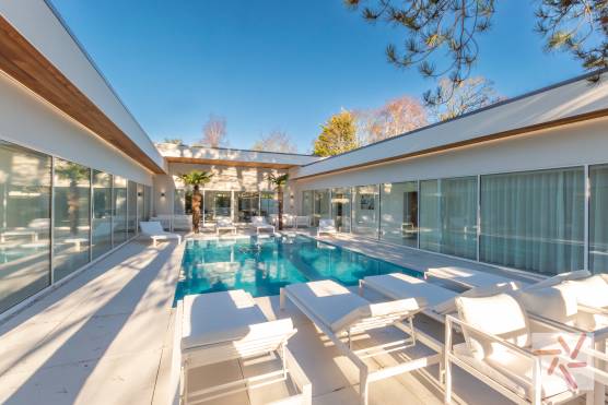 3383V 24 tv drama location house in Merseyside contemporary white villa with outdoor swimming pool