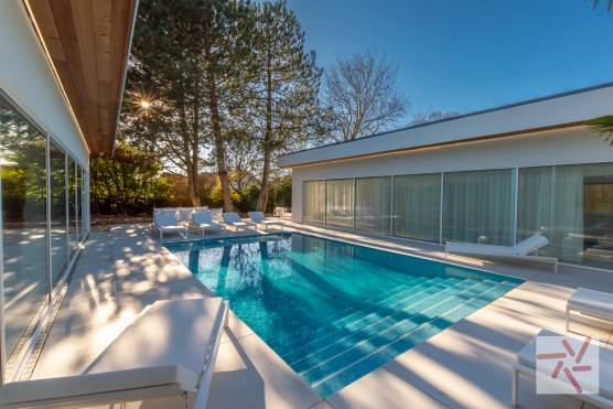 3383V 25 tv shoot location house in Merseyside modern white villa with outdoor swimming pool