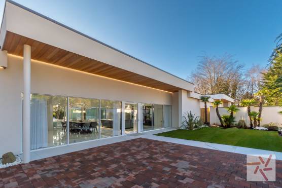 3383V 26 filming location house in Merseyside modern white villa with outdoor swimming pool
