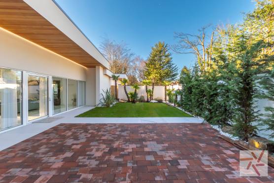 3383V 27 photo shoot location house in Merseyside contemporary property with outdoor swimming pool