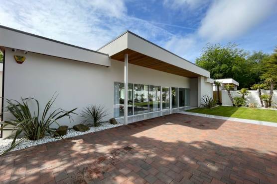 3383V 28 tv shoot location house in Merseyside contemporary white property